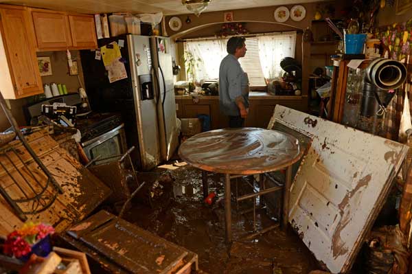 20130917_123335_Colorado-flooding-evacuees-return-to-damaged-homes