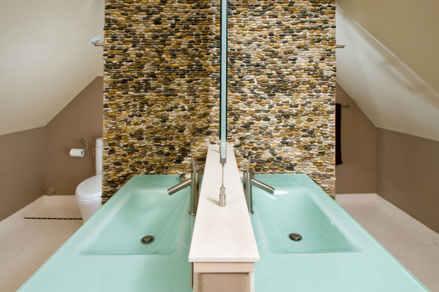 HighCraft-Builders-double-vanity-back-to-back-with-pebble-stone-wall