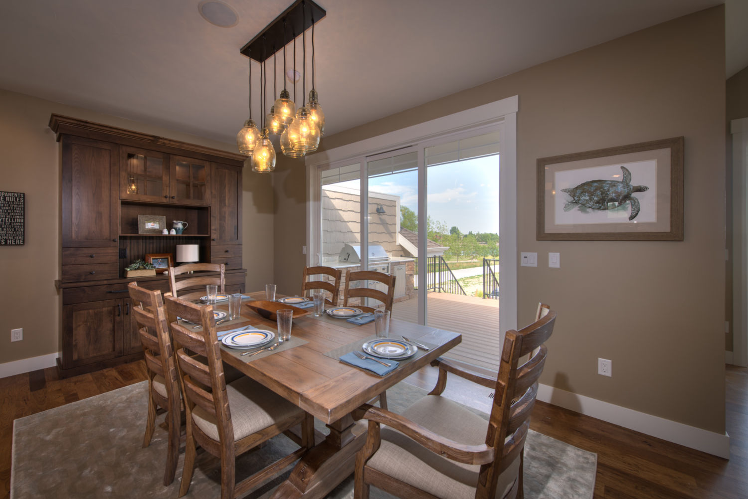 lakeside-dining-in-new-construction-home