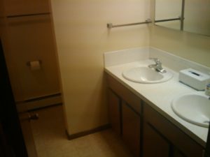 dark-cramped-bathroom-before-custom-build