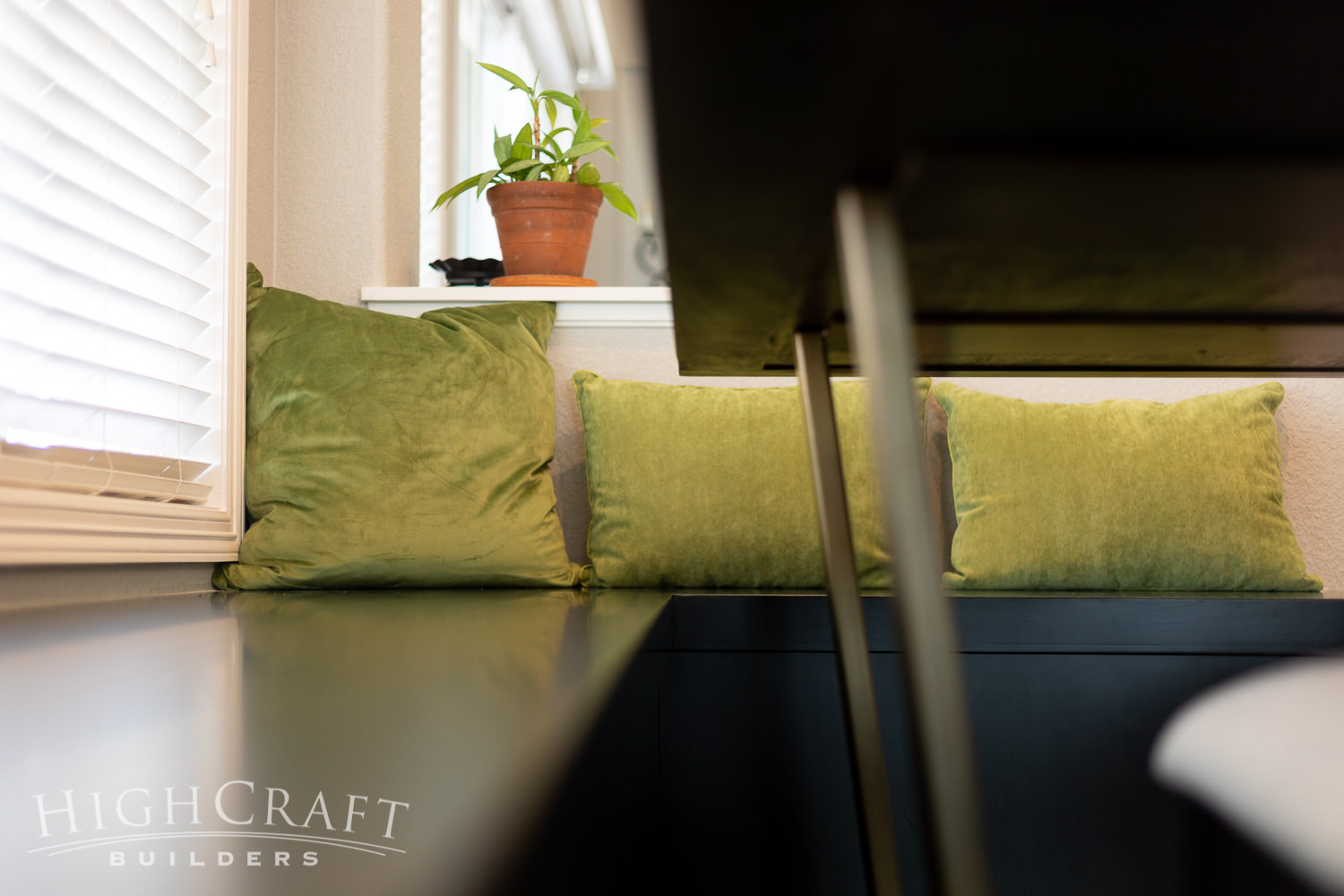 Elegant-kitchen-modern-banquet-green-pillows