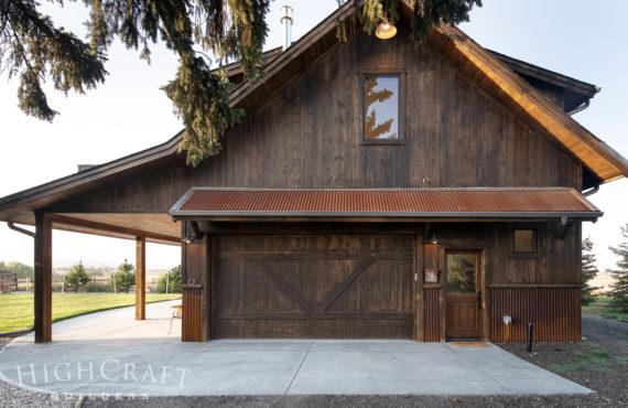 Rustic-Guest-Bunkhouse-front-entry