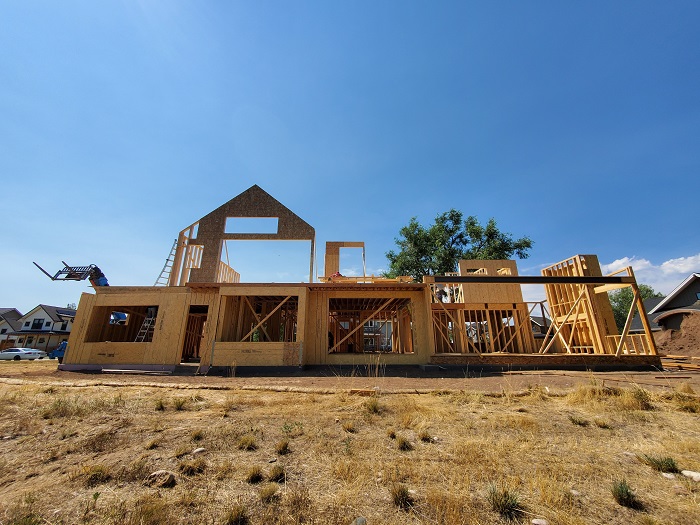 custom_home_construction_fort_collins_co_rear_exterior_framing