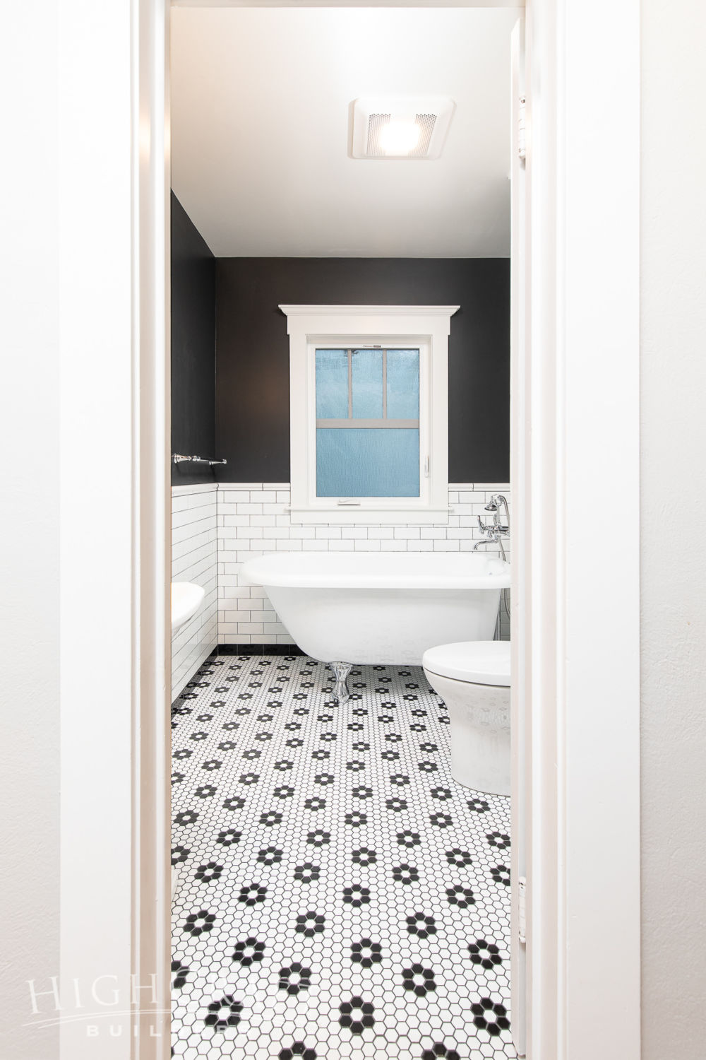 Cozy-Craftsman-Cottage-Black-White-Bathroom