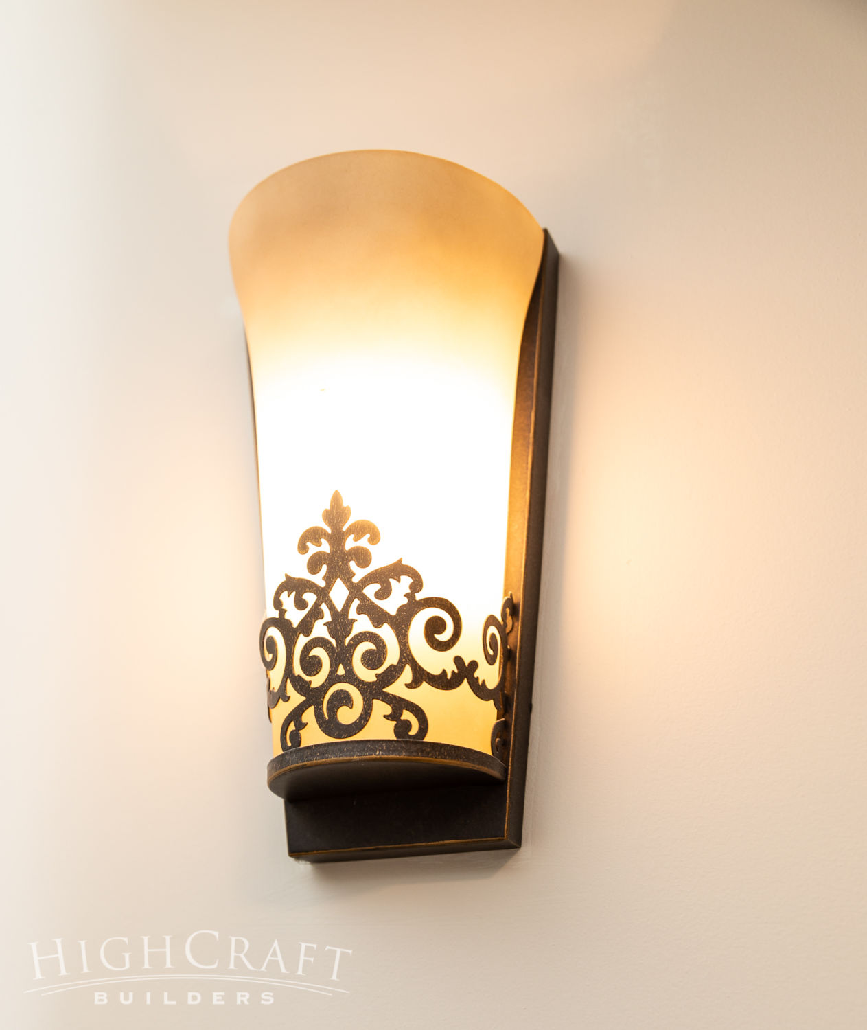 Cozy-Craftsman-Cottage-Wall-Sconce