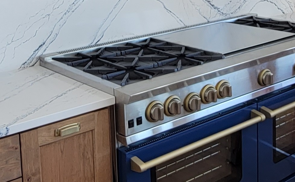 kitchen-remodel-navy-blue-gas-range-brushed-brass