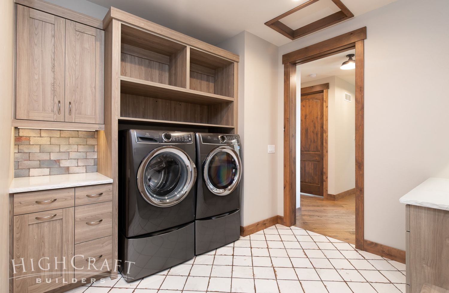 custom-ranch-home-mudroom-washer-dryer