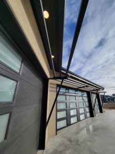 custom-home-builder-garage-door-modern-metal-trellis