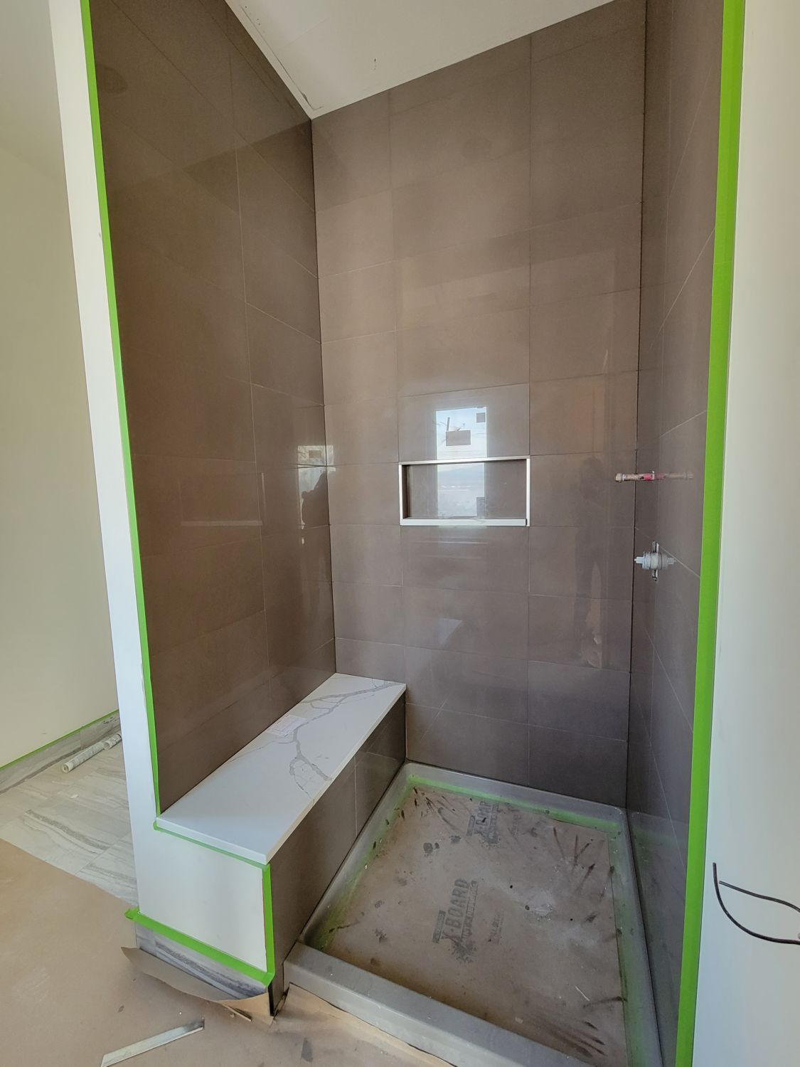 custom-home-builder-shower-shampoo-niche-bench-glossy-tile