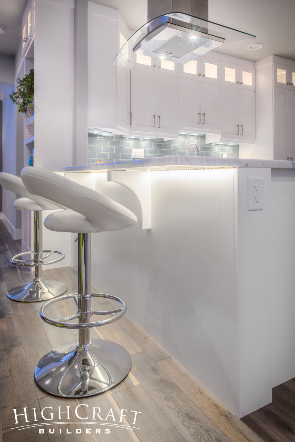 Mother-in-law-suite-modern-barstools