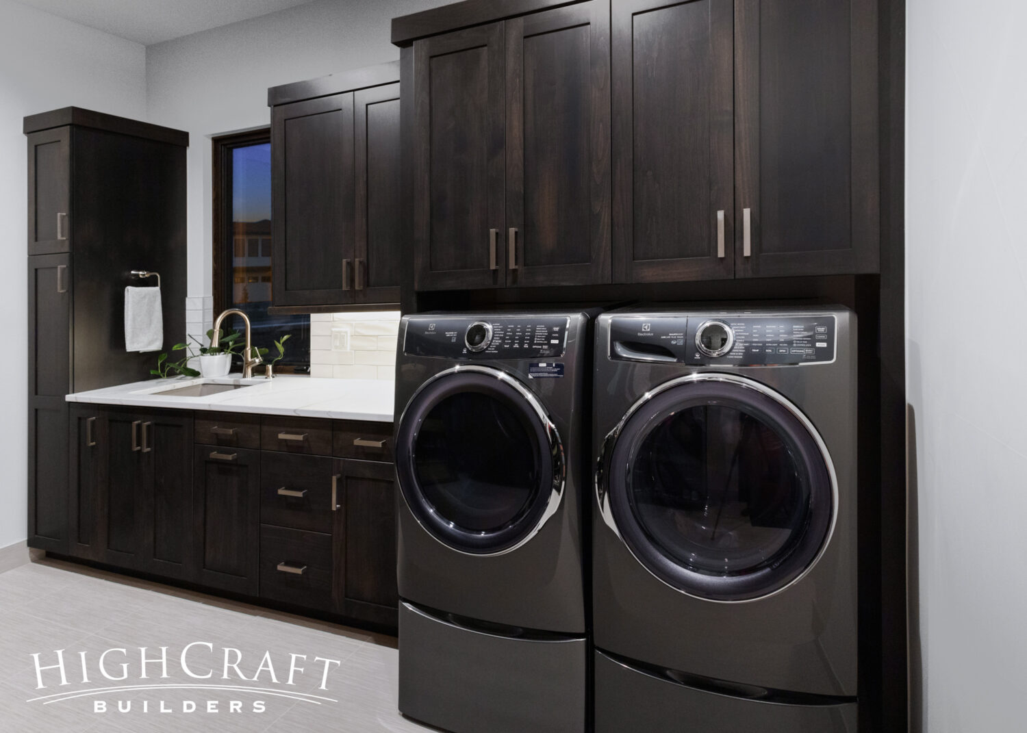 berthoud-home-builder-mudroom-laundry-room