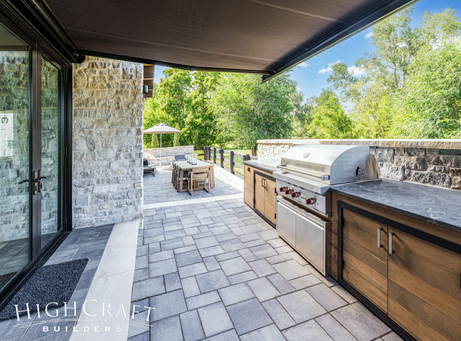 fort-collins-co-custom-home-builder-outdoor-kitchen-dining-lounge