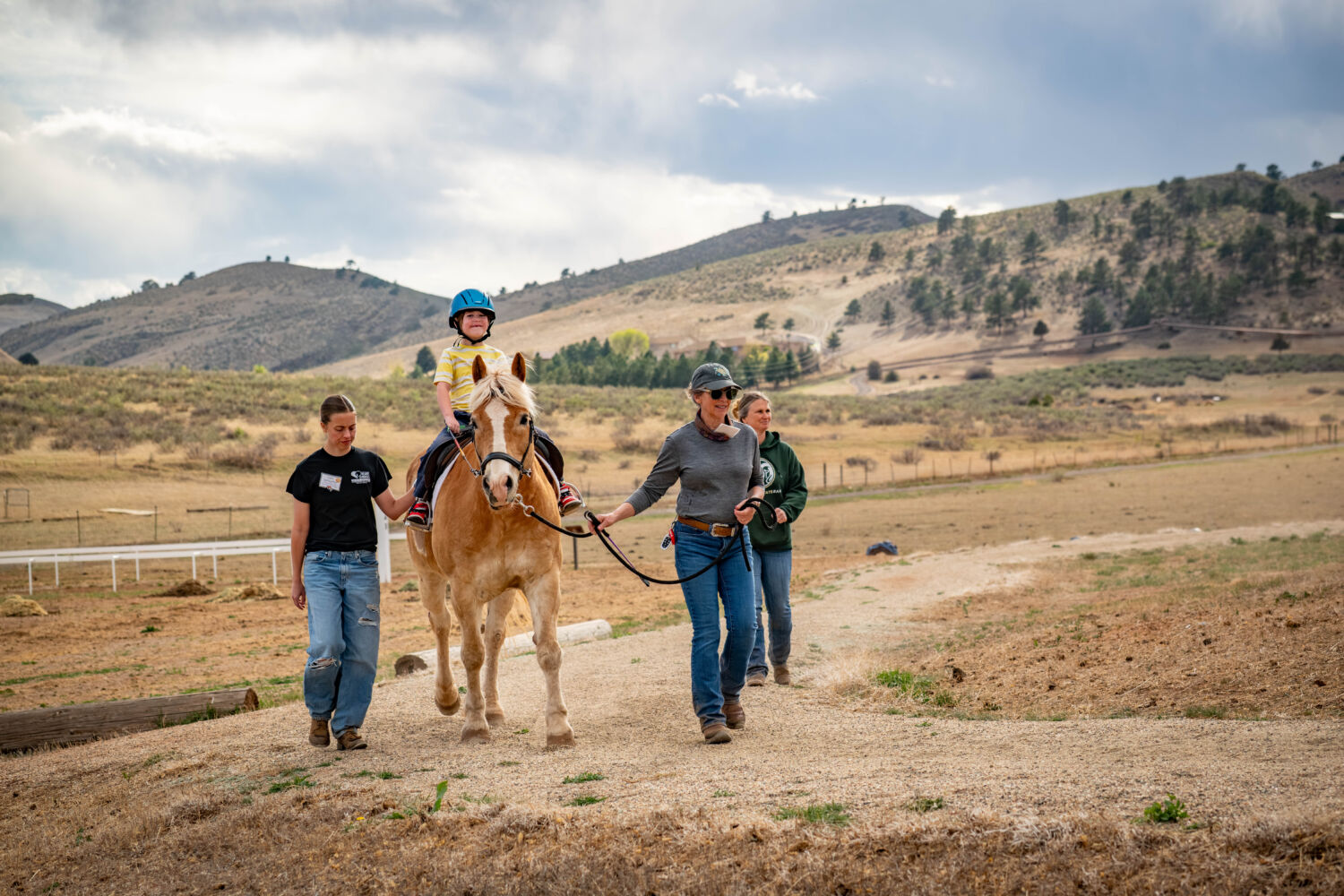 hearts-and-horses-rider-on-trail
